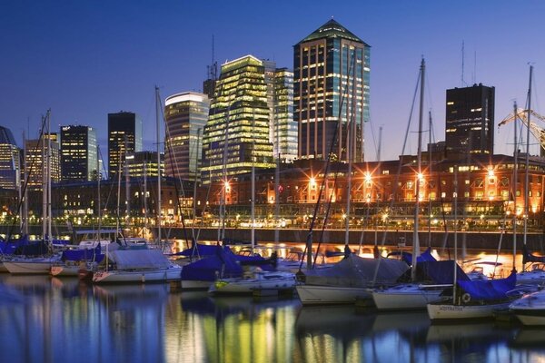 Luces de la ciudad en el muelle nocturno