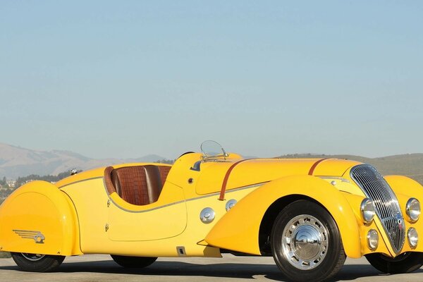 Coche retro amarillo en el sol