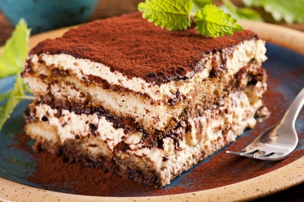 Pastel de hojaldre en un plato con un tenedor