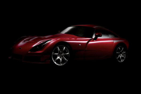 سيارة رياضية حمراء في الظلام