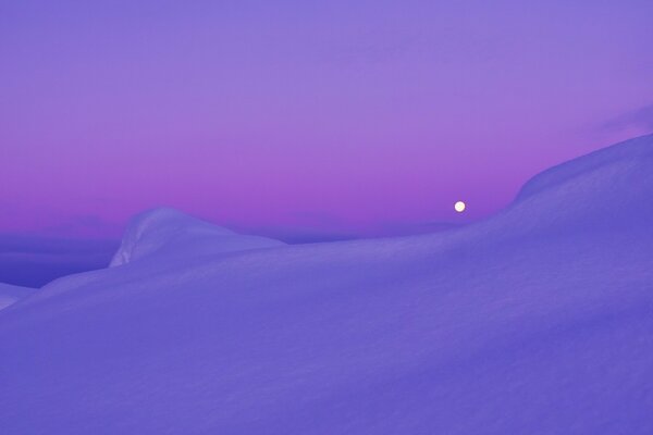 Impresionante paisaje de puesta de sol en la noche de invierno