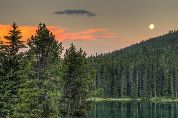 Incredible sunset hiding in the mountains