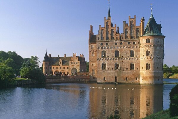 Arquitectura del castillo medieval en el lago