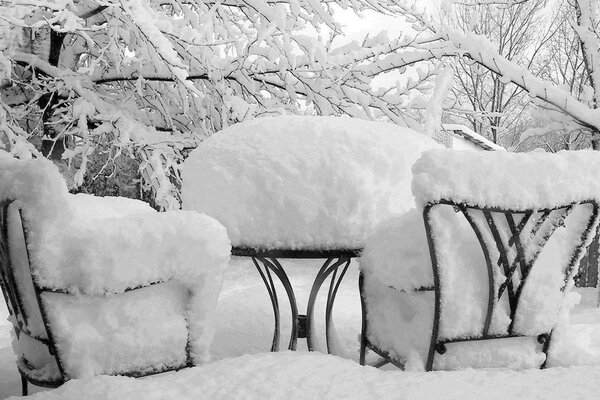 Verschneite Terrasse an einem frostigen Tag