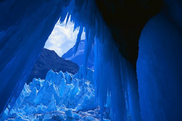 Hielo en medio de la naturaleza fría