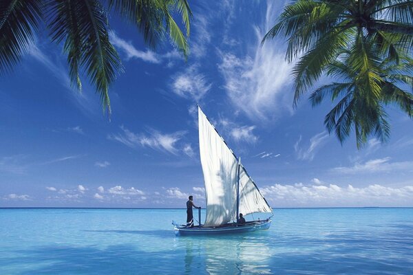 Segelboot im Meer mit blauem Himmel