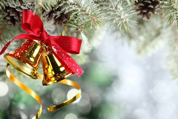 美丽的圣诞树装饰在钟声的形式