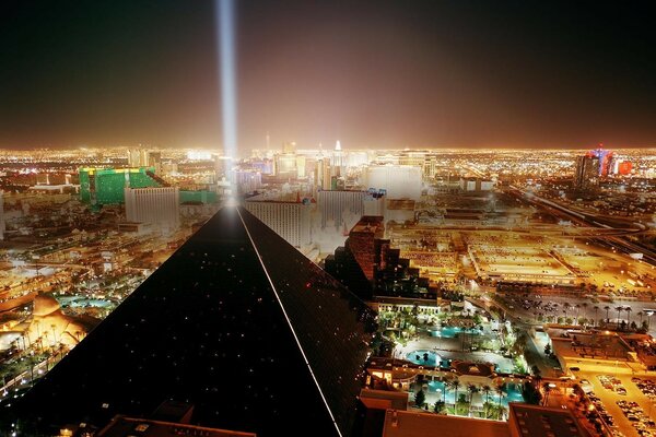 Lichtstrahl von der Pyramide in der Nacht