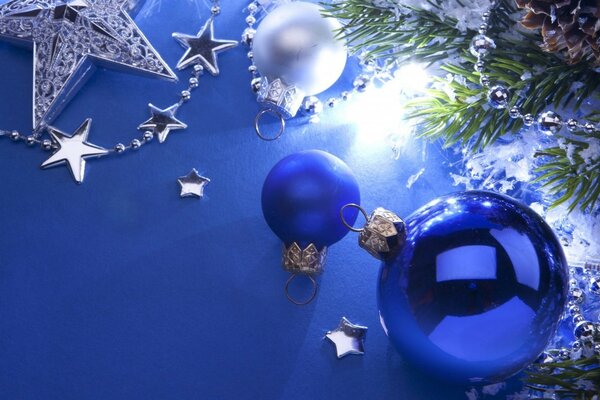 Decoraciones navideñas sobre fondo azul