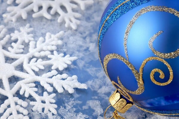 Boule de jouet bleu de Noël sur fond glacé