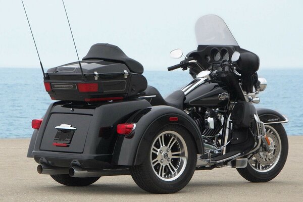 Motocicleta de tres ruedas color negro