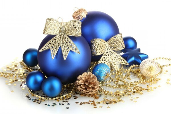 Blaue Weihnachtskugeln und goldene Perlen