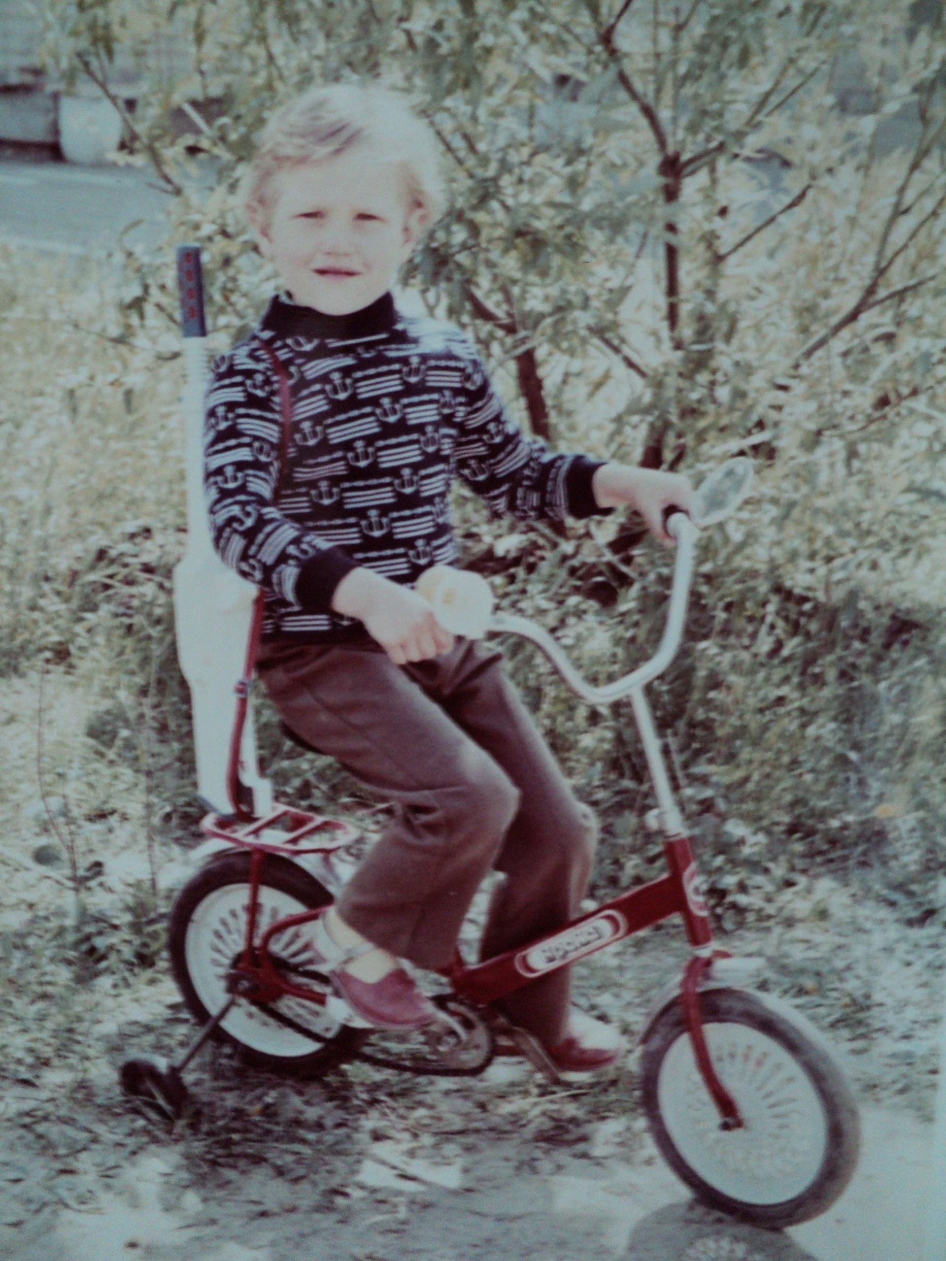 enfants enfant enfant plaisir roues garçon poussette bambin peu unique à l extérieur tricycle mignon fille portrait innocence bonheur