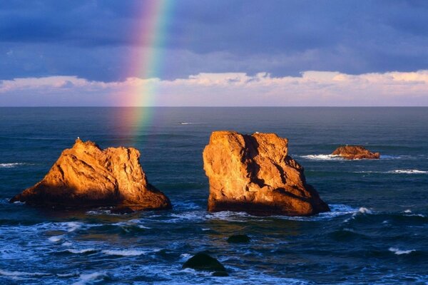 Arc-en-ciel près de la falaise de la mer