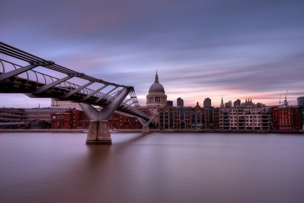 Puente de grafito sobre el río