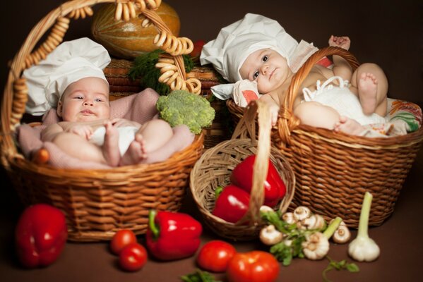 Dos jóvenes cocineros descansan en cestas de comida