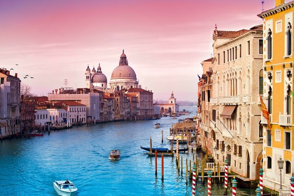 Viaje a través de la impresionante Venecia en barco