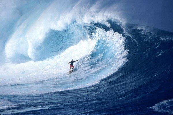 Ein einsamer Surfer, der gegen die Welle kämpft