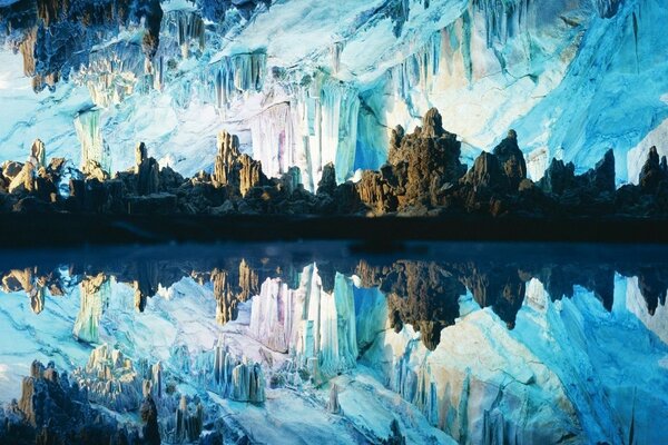 Stalattiti e stalagmiti nella grotta invernale