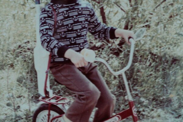 Un ragazzino va in bicicletta