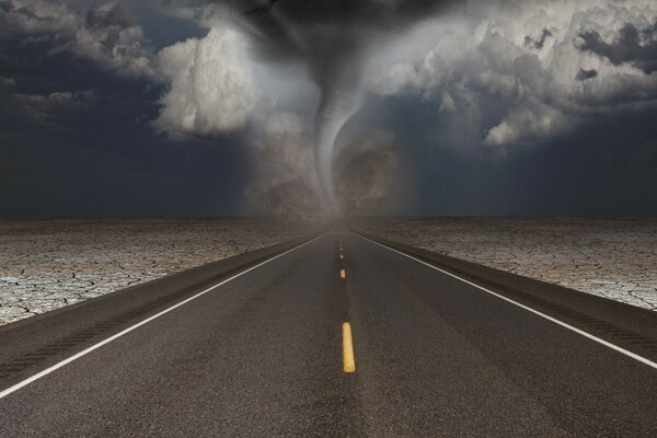 El camino que va a la distancia de la tormenta