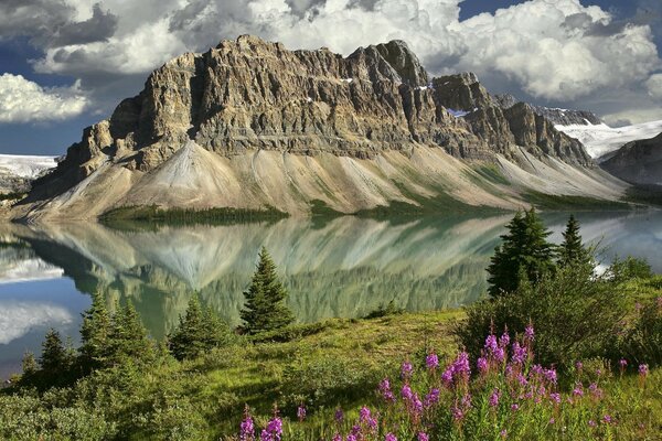 Alta roca en la orilla del lago