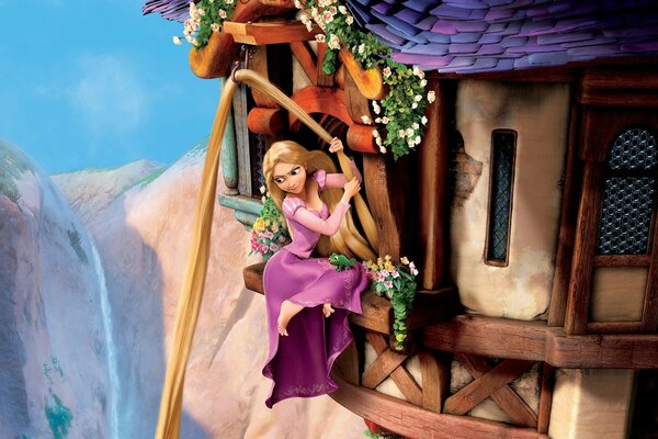 Rapunzel mit langer Schräge steigt aus dem Fenster