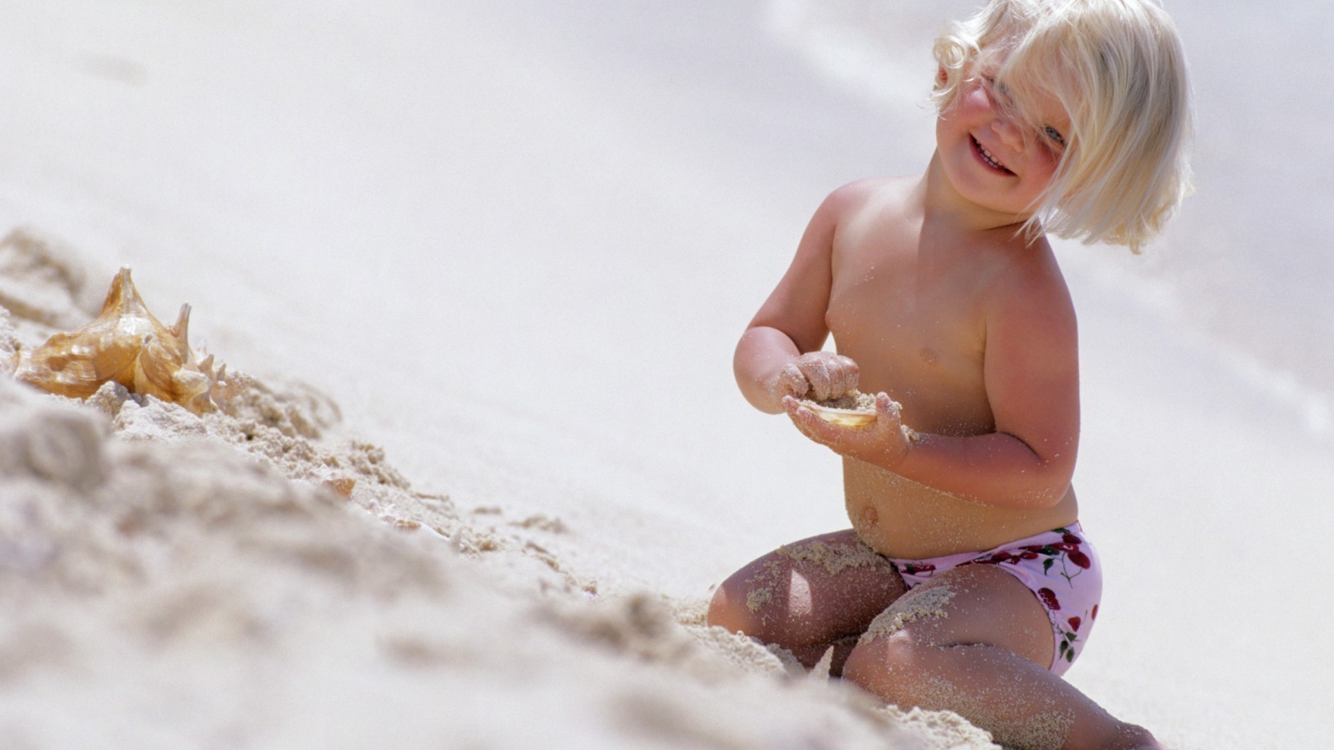 lachende kinder strand kind sand mädchen vergnügen allein nackt wasser frau urlaub urlaub sommer meer im freien meer glück natur vergnügen