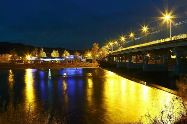 Paisaje urbano nocturno del puente sobre el río