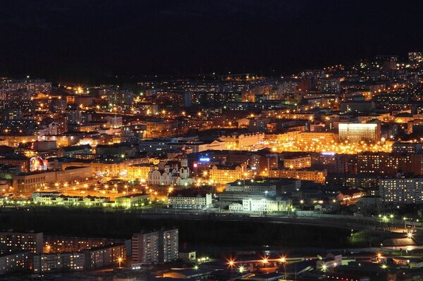 Luci notturne multicolori della grande città