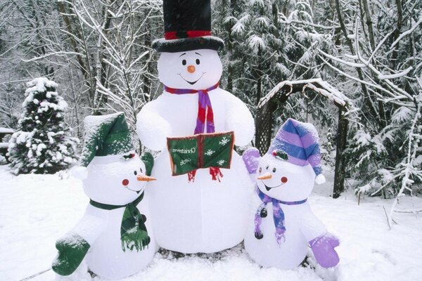 عائلة من رجال الثلج للعام الجديد