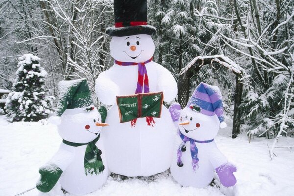 Schneemännerfamilie zum neuen Jahr