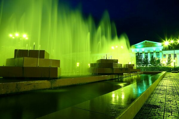 Lichtlösung für Stadtbrunnen mit grüner Beleuchtung