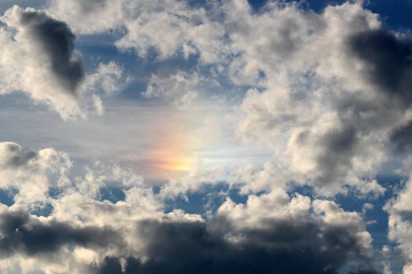 Cielo azul con nubes esponjosas