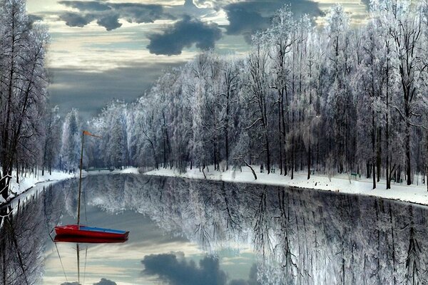 Hermoso paisaje de invierno con barco