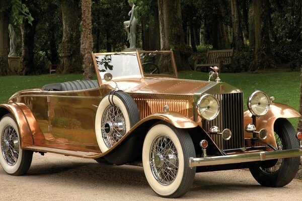 Voiture rétro. Cabriolet dans le jardin