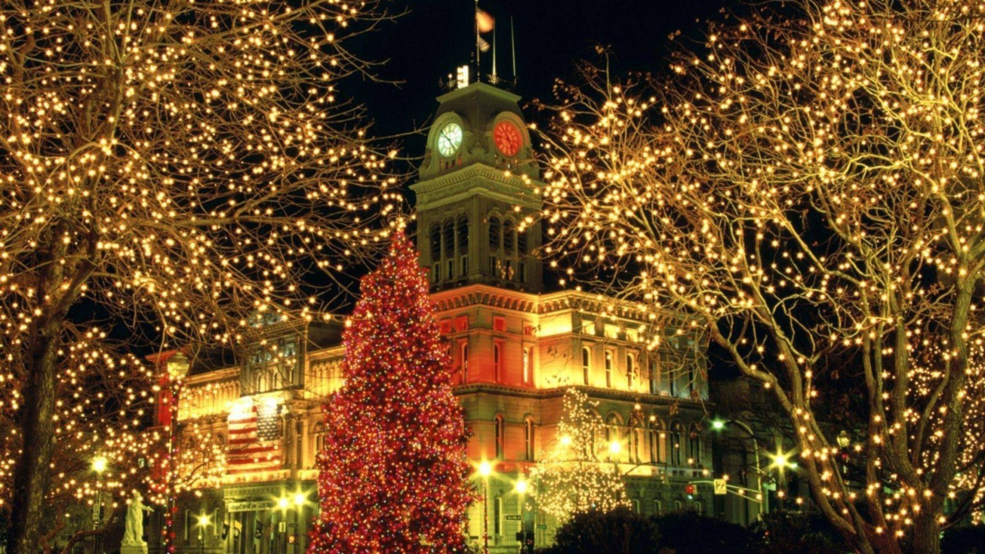 neujahr weihnachten weihnachtsbaum winter abend hintergrundbeleuchtung baum stadt gold licht haus architektur urlaub reisen straße städtisch urlaub traditionell