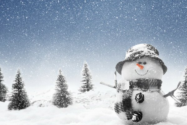 Muñeco de nieve con sombrero en el fondo del paisaje invernal