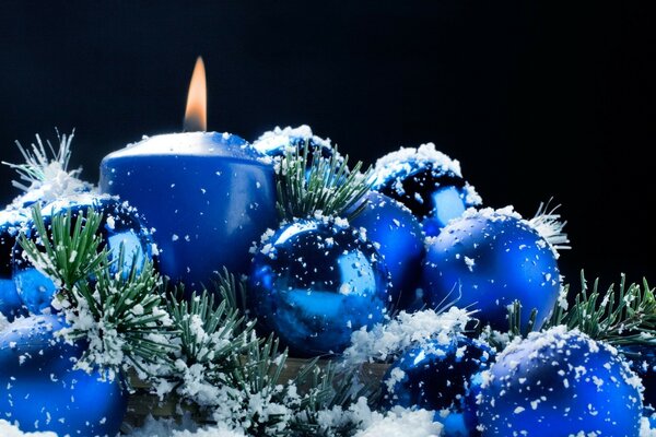 Blaue Kerze und blaue Christbaumkugeln