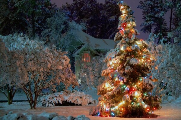 Funkelnder Weihnachtsbaum mit Girlanden im Neujahrswald