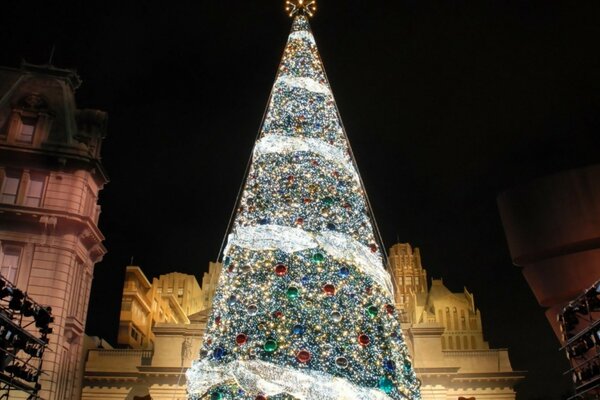 Weihnachtsbaum funkelt mit Lichtern auf dem Stadtplatz