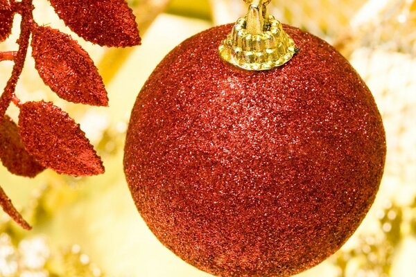 Belle boule de Noël rouge avec des paillettes