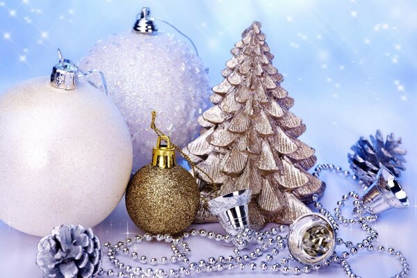 锥体和球是最好的圣诞装饰品