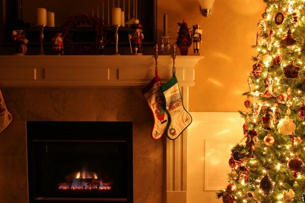 Rincón atmosférico con chimenea y árbol de Navidad