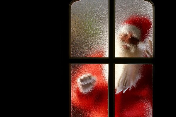 Der Weihnachtsmann klopft an das Fenster