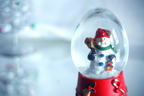 Recuerdo de año nuevo-bola con muñecos de nieve en el interior