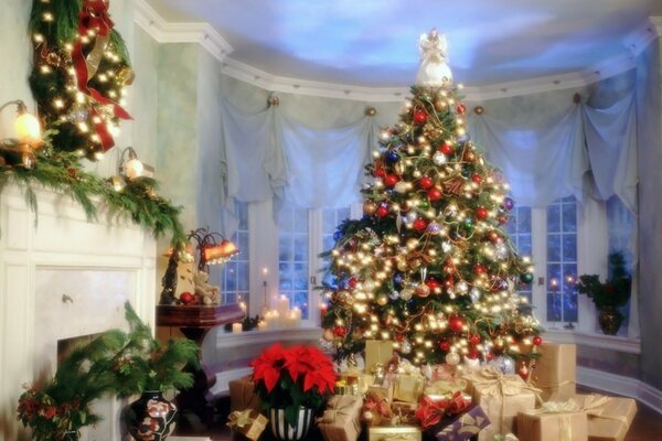 Chambre décorée pour Noël et arbre de Noël avec des cadeaux