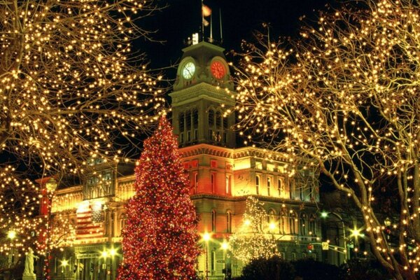 Decoración festiva iluminación de árboles con guirnaldas