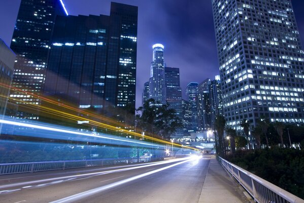 Grattacieli luminosi nella città di notte