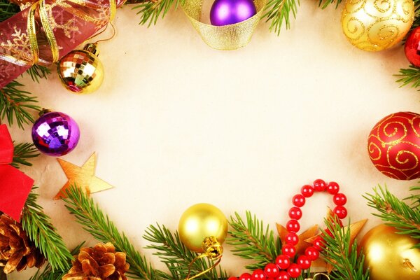 Diferentes decoraciones de Navidad en el árbol de Navidad